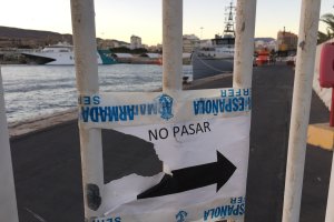 Buque de Balearia al fondo, en una imagen tomada la tarde del lunes