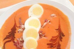El salmorejo se toma con cuchara.