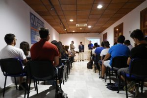 Alumnos asisten a una conferencia del curso sobre energías renovables que comenzó ayer en Roquetas.