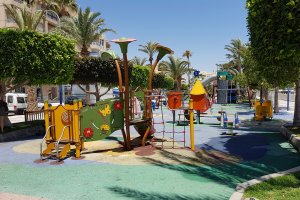 Uno de los cinco parques infantiles de Garrucha tras las mejoras.