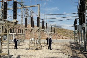 Operarios de la compañía realizan trabajos de limpieza de una subestación.