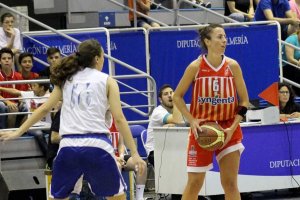 La directora del juego rojillo.