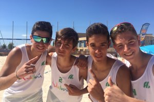 Dani y Alejandro con los sevillanos Antonio y Manuel.