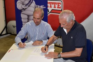 Momento de la firma del convenio.