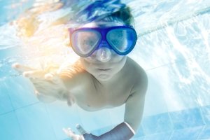 Escayola resistente al agua durante un baño.