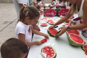 Los "peques" aprender a hacer formas con la sandía para conocer más a fondo esta fruta.