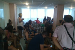 Imagen de la reunión celebrada en la tarde del miércoles entre afectados y la dirección del hotel.