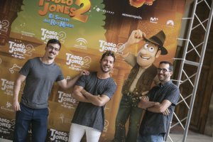Bisbal en el photocall de la presentación de Tadeo Jones 2, junto a los directores del filme.