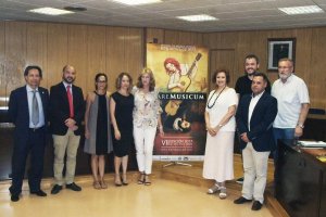 La concejal de Cultura de Roquetas, junto a los coordinadores y patrocinadores del festival.