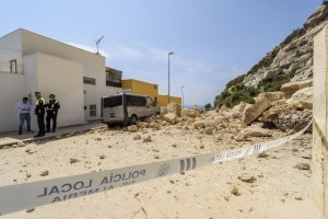 Panorámica del lugar afectado acordonado por la Policía Local.