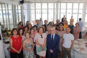 La homenajeada, Isabel Miranda Esteban, junto al fiscal jefe de Almería, Antonio Pérez Gallegos; y sus compañeros de la Fiscalía de Almería.