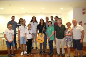 Foto de familia en un descanso de los alumnos y organizadores del curso con Tomatito y los guitarristas almerienses José del Tomate, su hijo, y Anton
