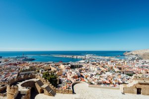 Vista de La Alcazaba, de la ciudad y el Puerto tomada desde el tercer recinto (Foto: Pepe Felices)