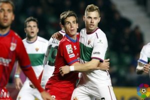 Mandi jugando con el Elche.