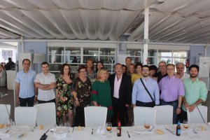 Compañeros y compañeras de la Subdelegación de Gobierno en Almería junto al homenajeado José Luis Moreno, por su jubilación.