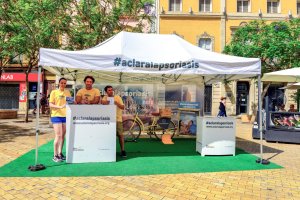 Expositor de Acción Psoriasis instalado en la Puerta Purchena de la capital.