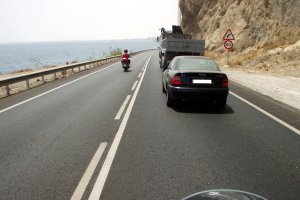 Adelantamiento en línea continua de una moto.
