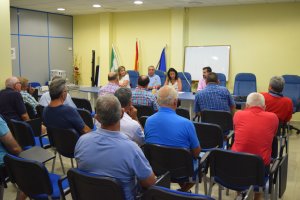 Reunión entre la representante de Cs, Marta Bosquet, y pescadores jubilados.