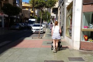 Peatones y coches conviven en la calle Cervantes.