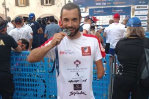 Jairo Ruiz con "Costa de Almería" en el podio del Mundial.