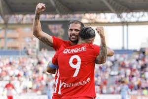Nano celebrando un gol con Quique.