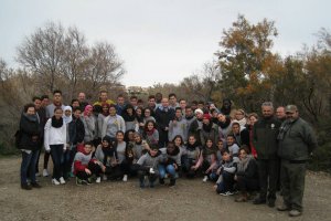 Visita de alumnos y profesores al paraje de Punta Entinas Sabinar en uno de los muchos acercamientos encaminados a conocer las aves del entorno más c