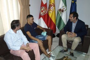 Fernández-Pacheco y Juanjo Segura con el goleador.