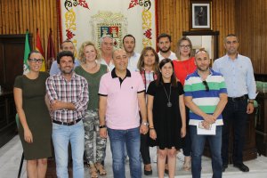 Miembros de la Corporación con la codirectora de Overa Viva.