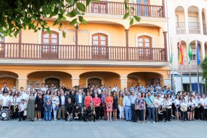 Foto de familia antes de iniciar el pasacalles en Gádor.