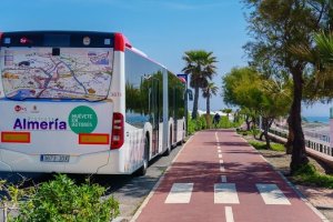 Autobús viajando junto al paseo de ribera