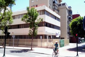 El edificio da a la Rambla y a Giménez Canga-Argüelles.