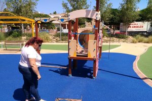 Visita de Amalia Román al parque de Villablanca.