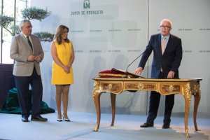 Consejero y presidenta, en la toma de posesión del rector de la UNIA.
