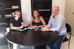 Reunión entre la diputada de Agricultura (en el centro) e Isabel de Juan y Diego García de Ashal.