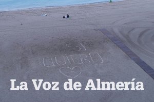 La respuesta también ha sido escrita en la arena de la playa.