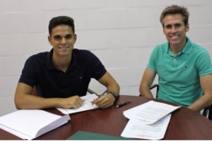 Fran en el acto de la firma con Corona.