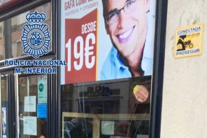 Escaparate roto por uno de los detenidos.