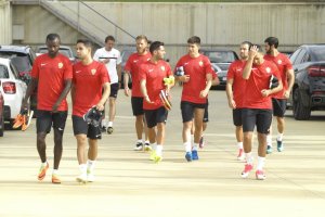 Los futbolistas rumbo al Anexo.