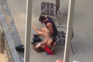 Fotograma del vídeo publicado en Facebook que muestra a dos jóvenes practicando sexo en la calle. / Cristian Ayala (Facebook)