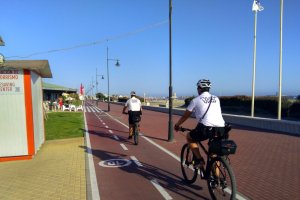 Patrulla de Policía Local en bicicleta por Almerimar.