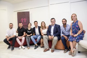 Organizadores del Ayuntamiento, Diputación e Indanza y artistas de esta edición del festival.