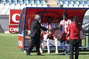 Alfonso García saludando a Ramón Azeez.