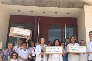 Protesta del personal sanitario y usuarios esta mañana.