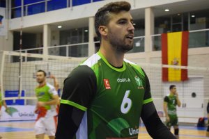 Borja sigue disfrutando del voley en Almería.