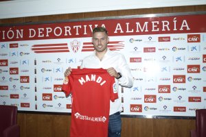 Mandi con su nueva camiseta.