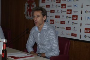 Corona en la rueda de prensa.