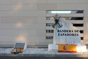 Un monolito recuerda a los fallecidos desde marzo en la base