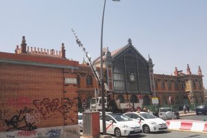 Trabajos de colocación de la nueva balaustrada en la antigua estación de ferrocarril, dentro de las obras previas a su rehabilitación integral.