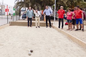Partida de petanca en la que participaron el alcalde y el edil Carlos Sánchez.