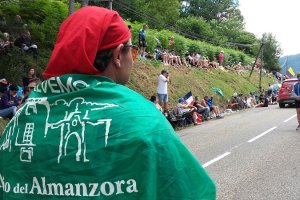 La bandera de "Salvemos el Palacio de Almanzora" en la etapa del Tour.